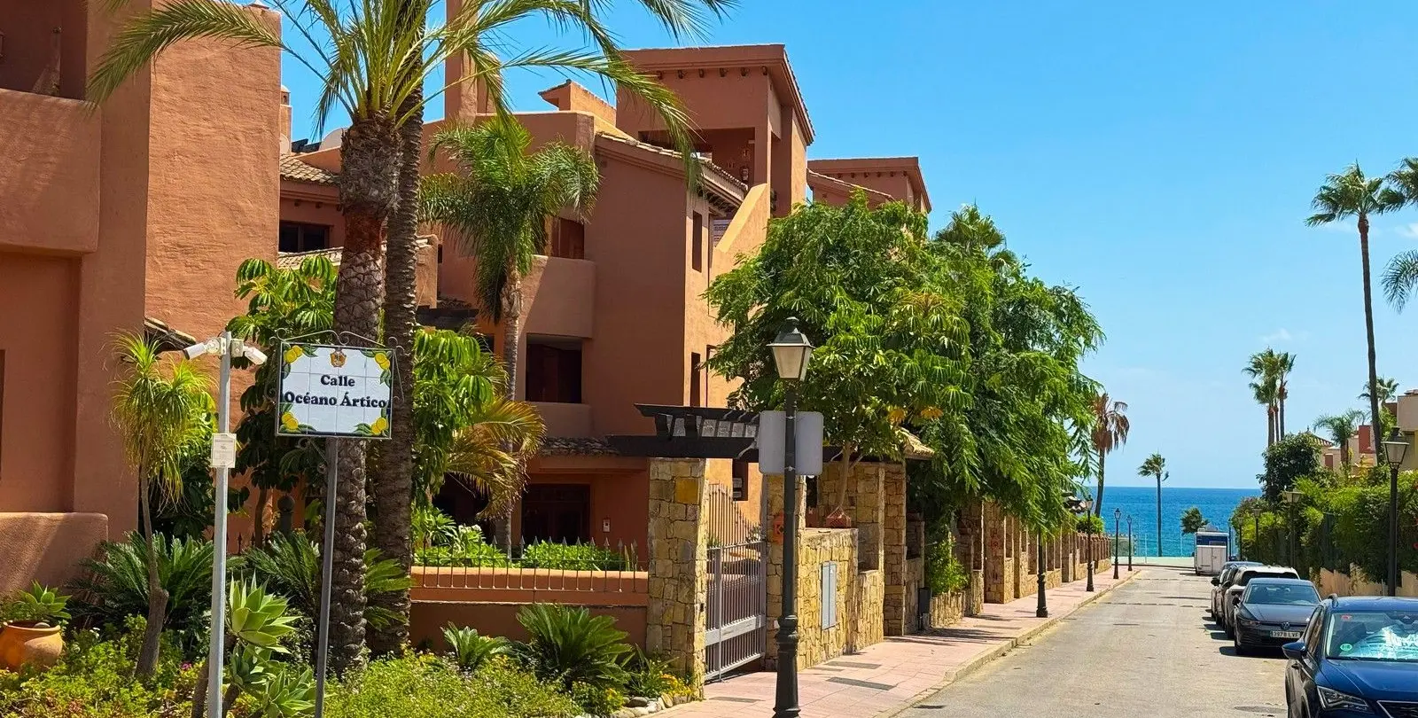 Sale of middle floor apartment in New Golden Mile 35