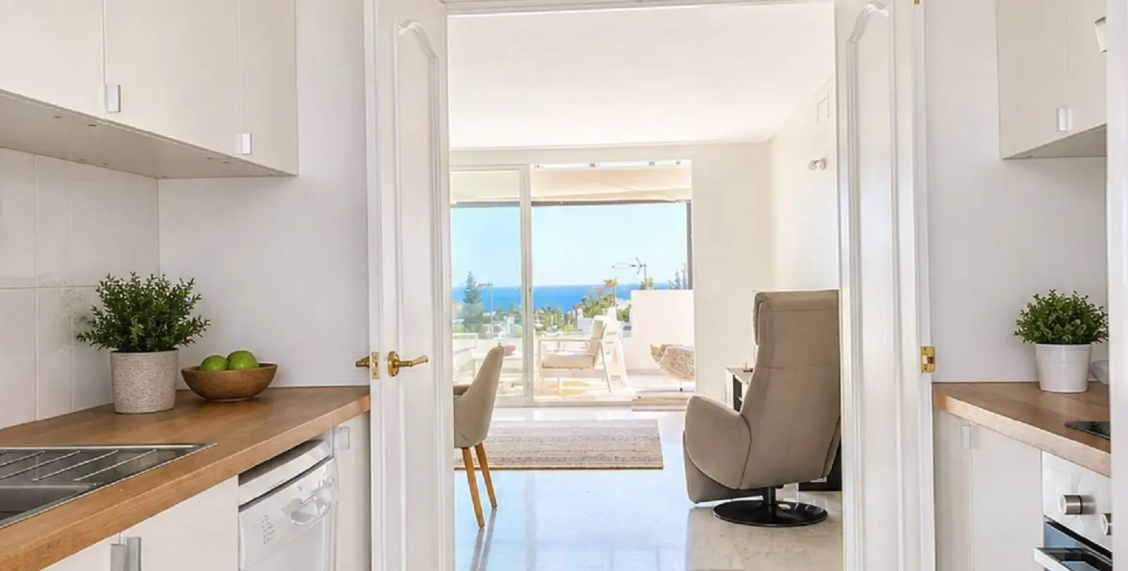 Venta de apartamento en planta media en Bel Air 10