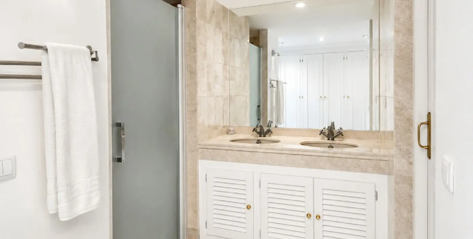 Venta de apartamento en planta media en Bel Air 23