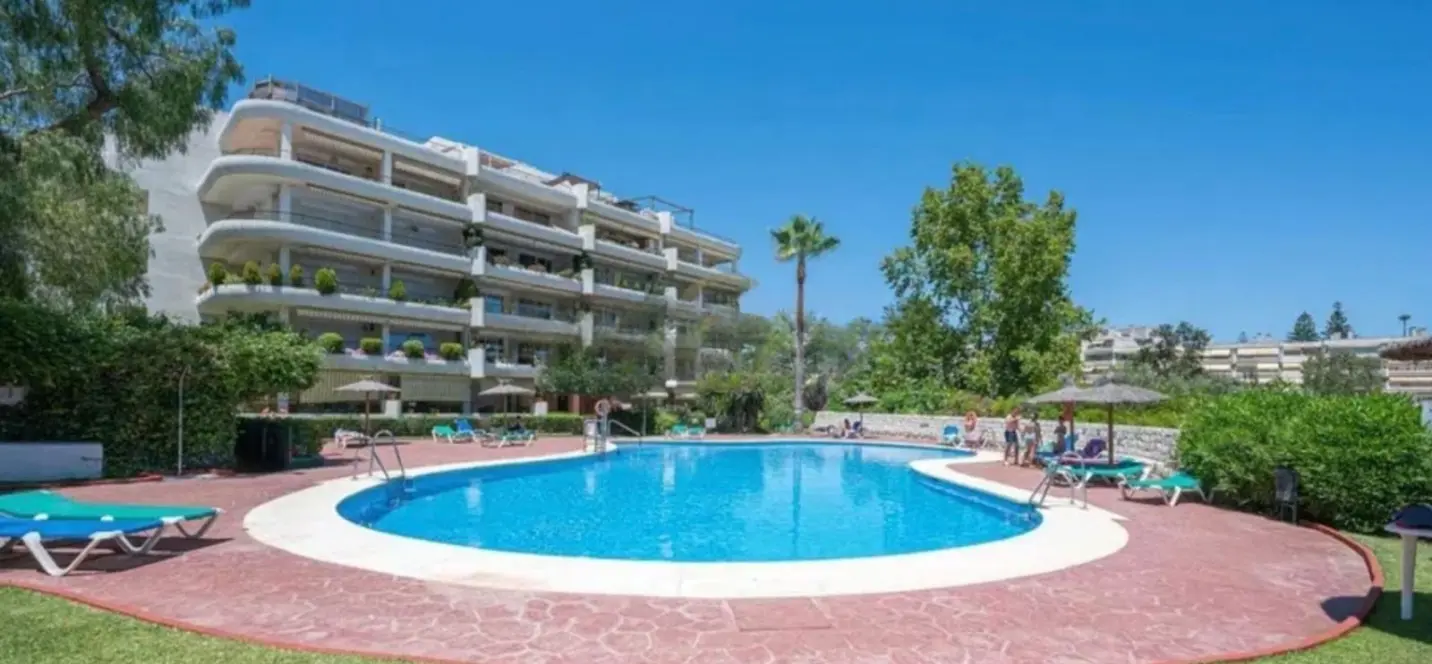 Sale of middle floor apartment in Guadalmina Alta 0