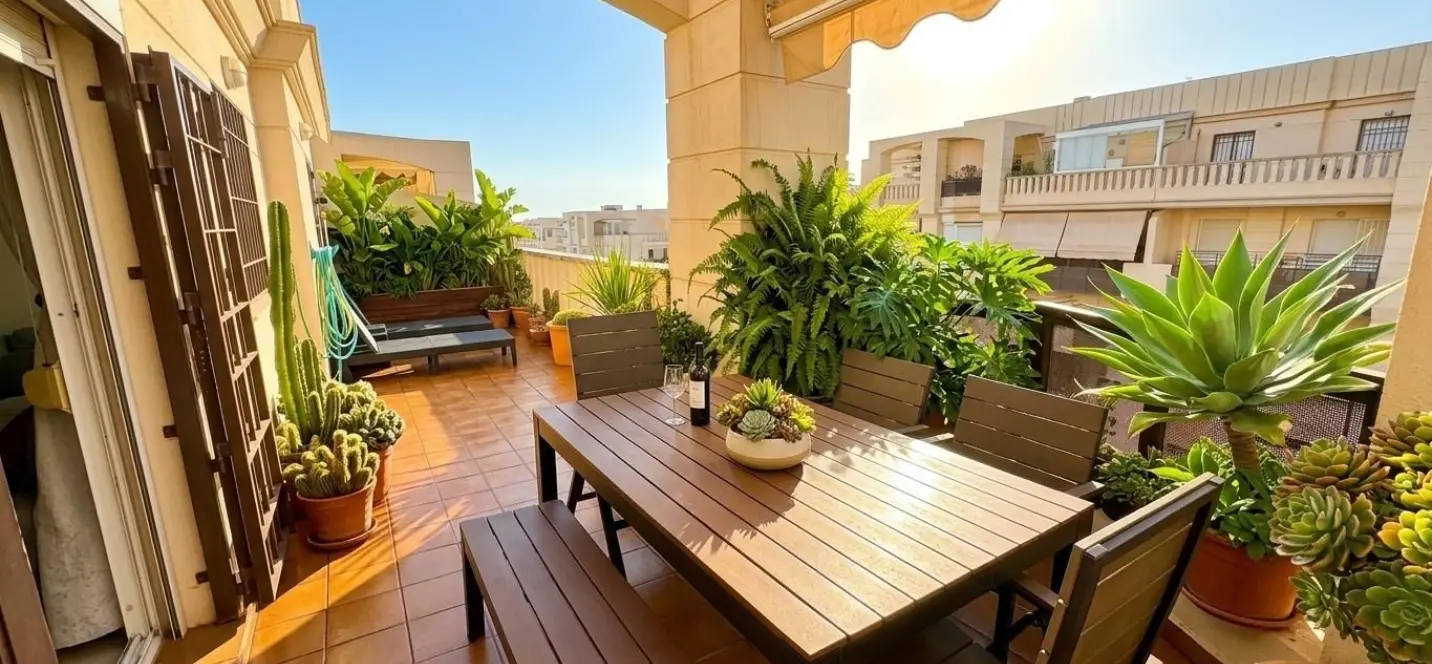Sale of penthouse in Teatinos 0