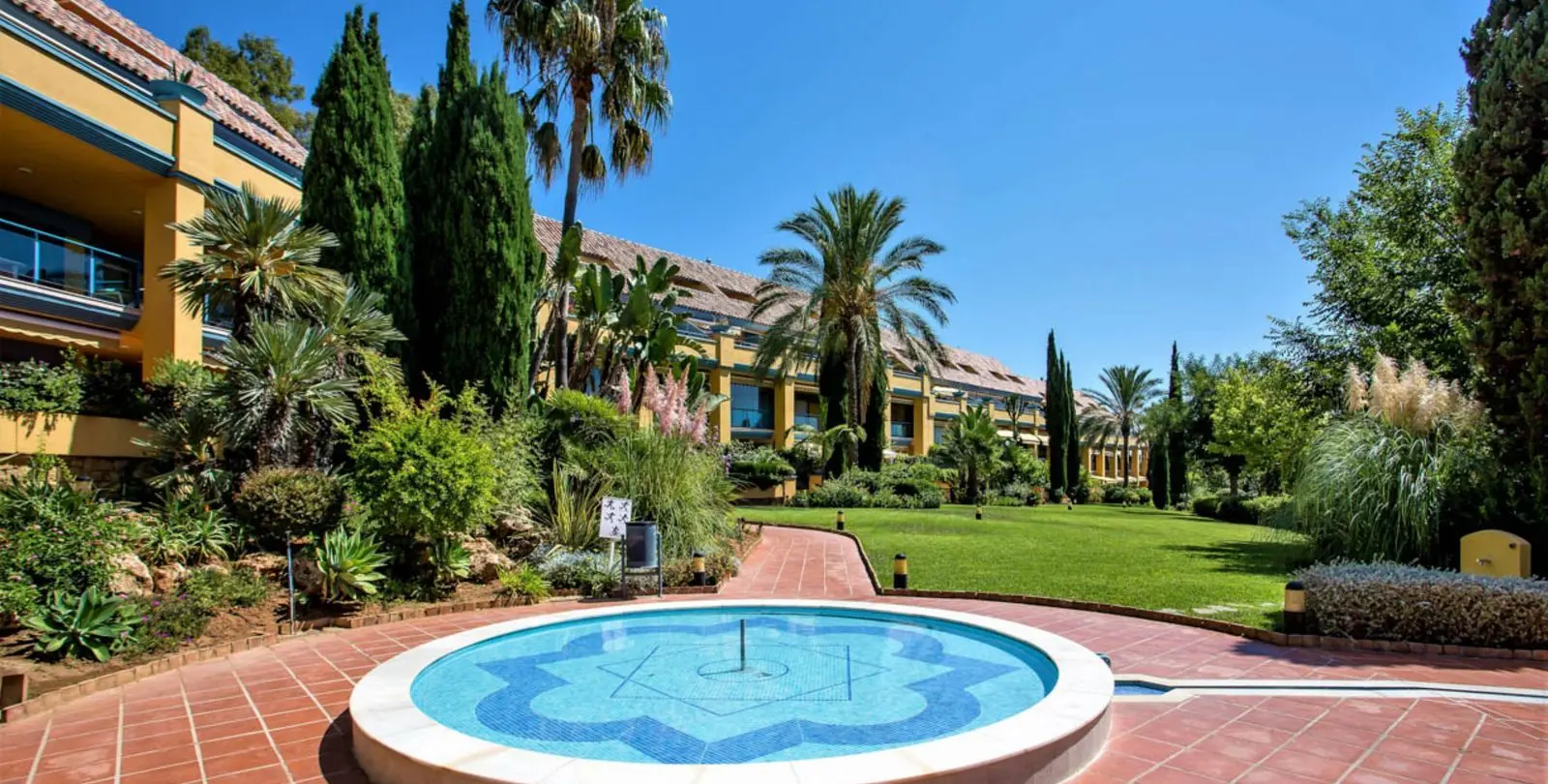 Продажа апартаментов на первом этаже в Bahía de Marbella 1