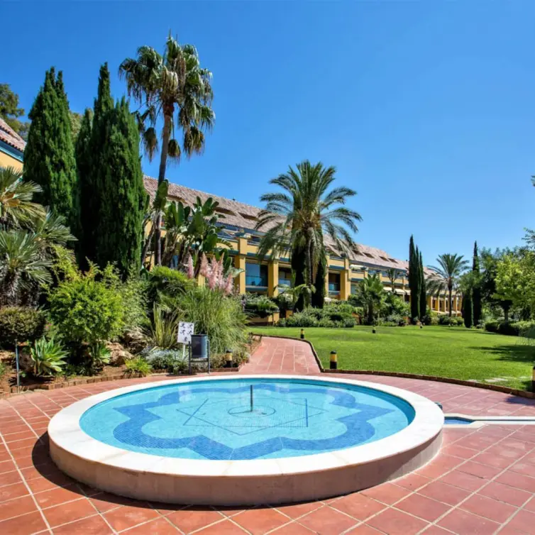 Продажа апартаментов на первом этаже в Bahía de Marbella