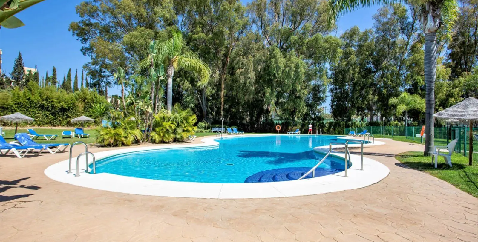 Продажа апартаментов на первом этаже в Bahía de Marbella 2