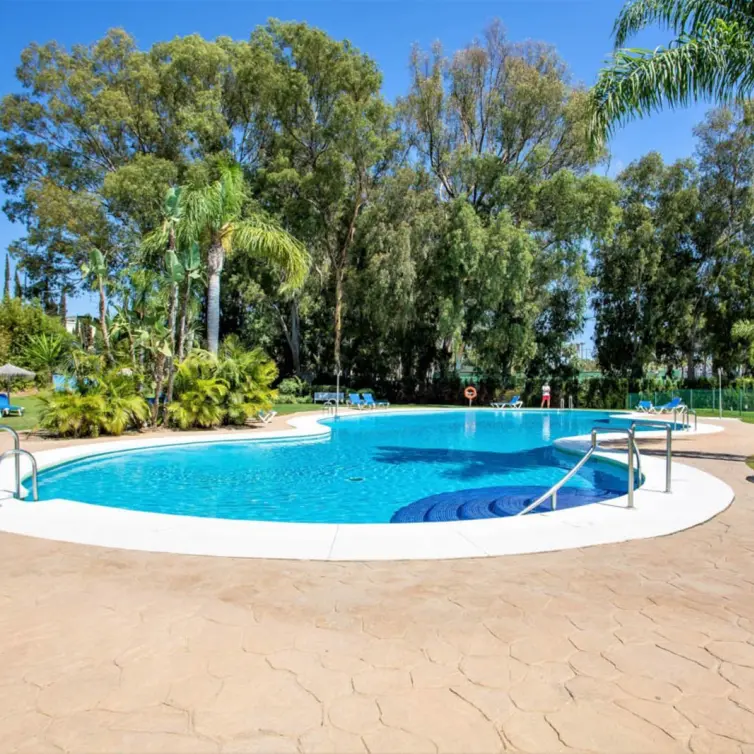 Продажа апартаментов на первом этаже в Bahía de Marbella
