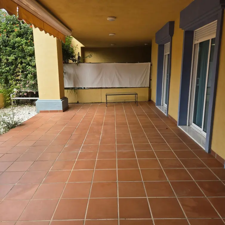 Продажа апартаментов на первом этаже в Bahía de Marbella