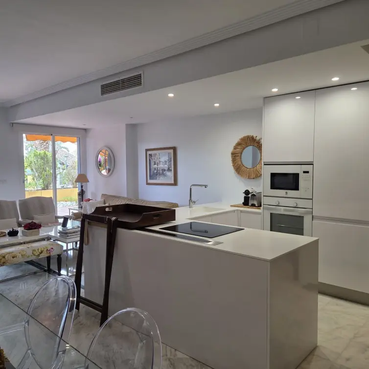 Продажа апартаментов на первом этаже в Bahía de Marbella