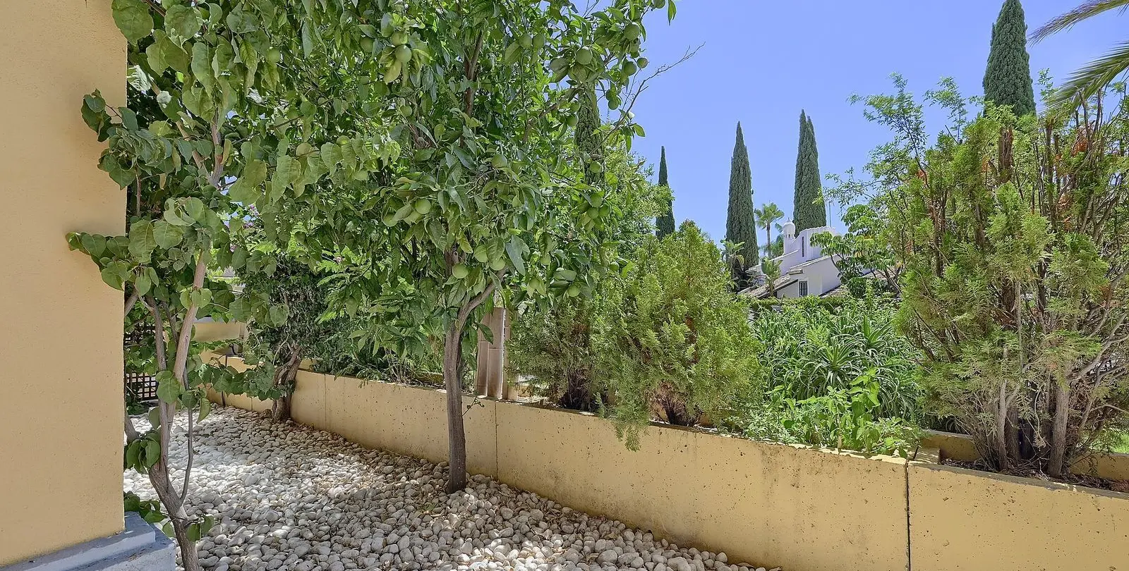 Продажа апартаментов на первом этаже в Bahía de Marbella 24