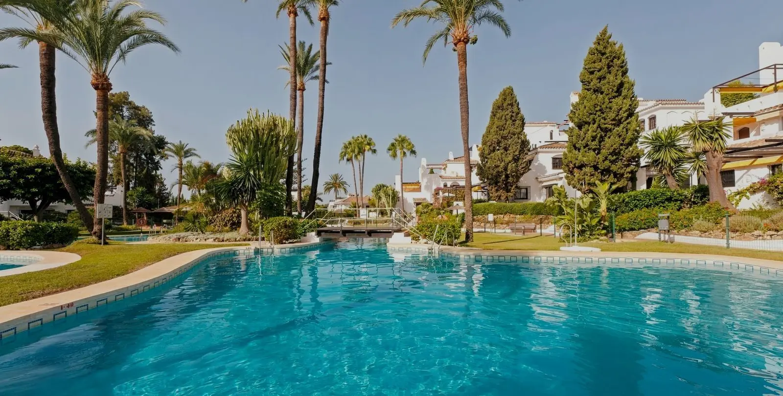 Sale of middle floor apartment in Nueva Andalucía 1