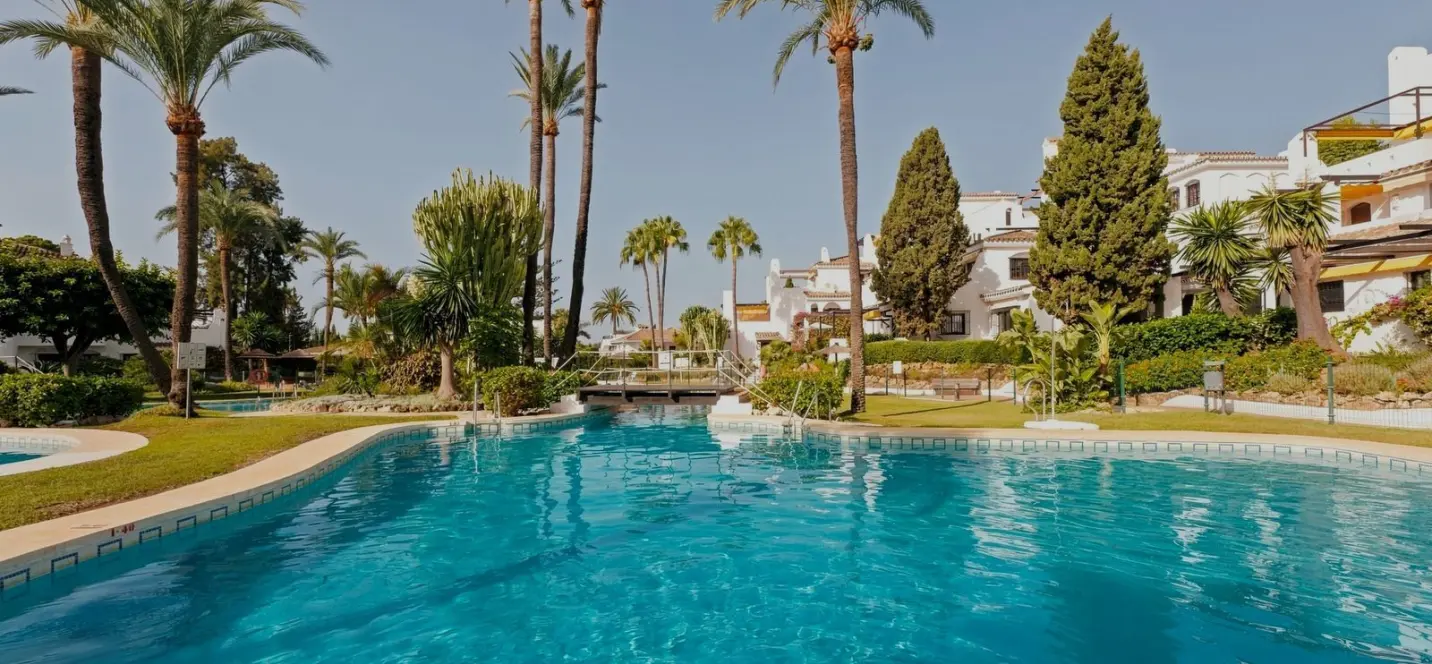 Sale of middle floor apartment in Nueva Andalucía 0