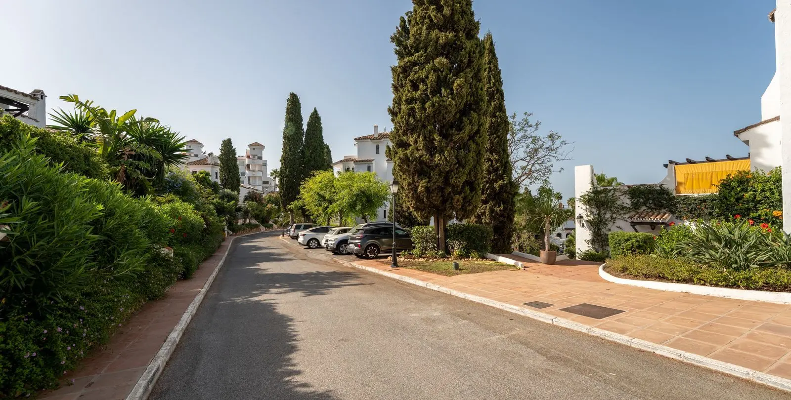 Sale of middle floor apartment in Nueva Andalucía 24