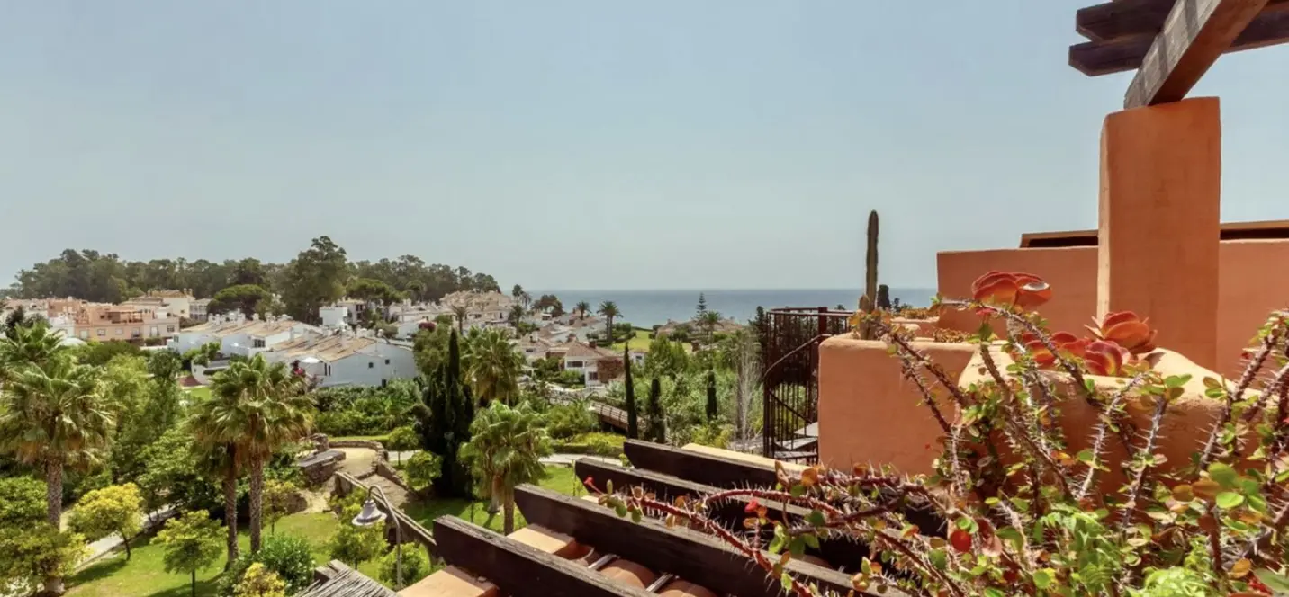 Sale of penthouse duplex in Estepona 2