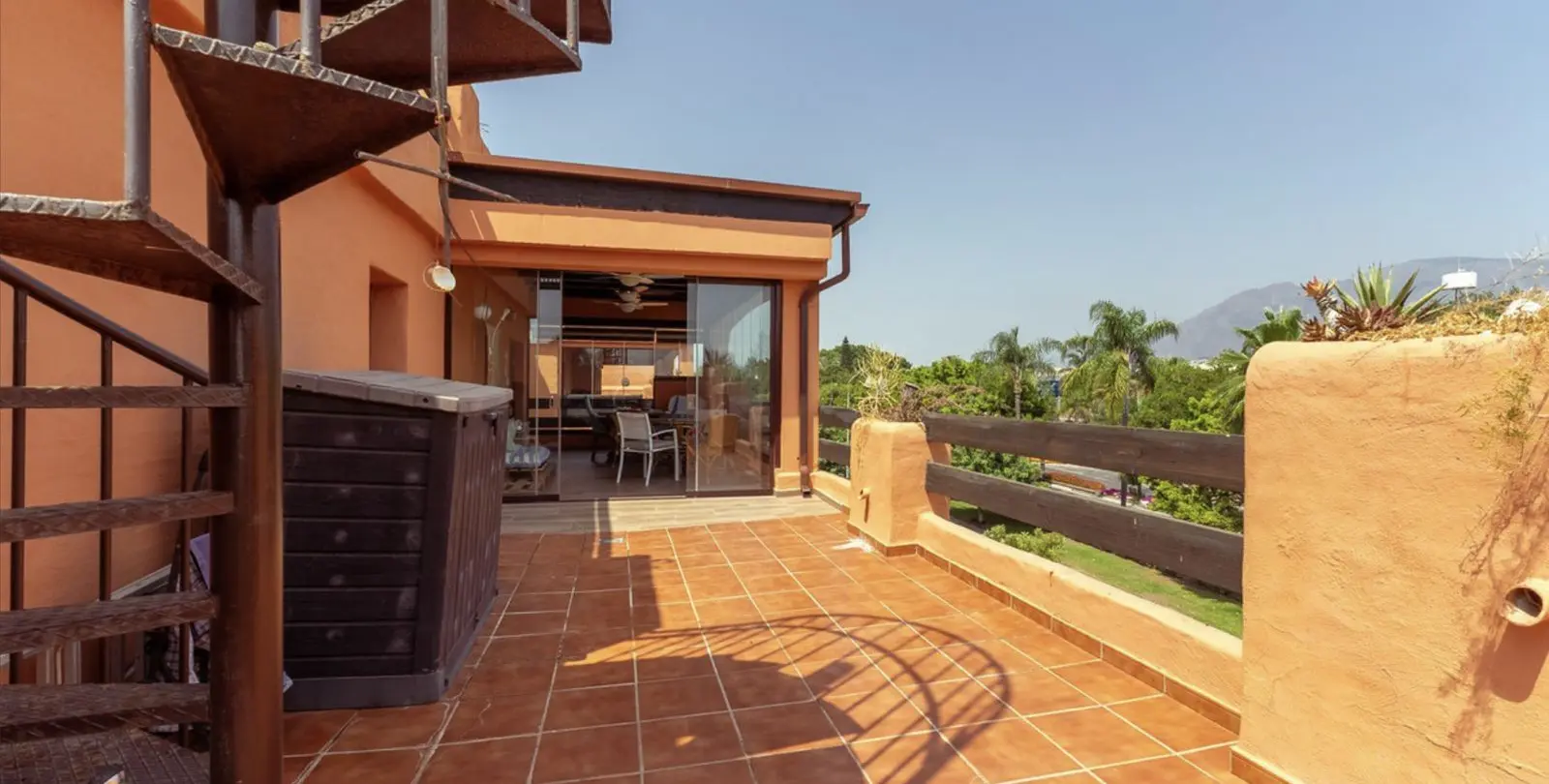 Sale of penthouse duplex in Estepona 11