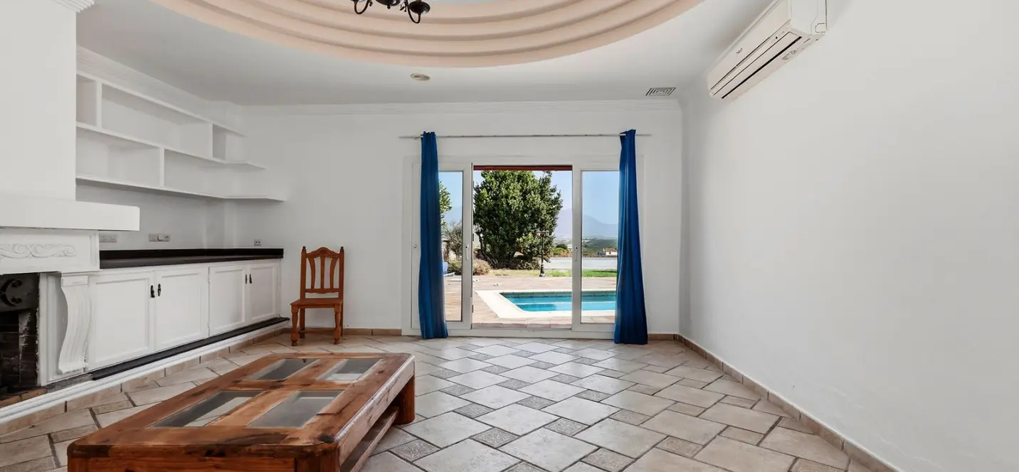 Sale of detached villa in Manilva 1