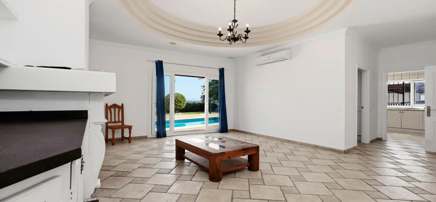 Sale of detached villa in Manilva 2
