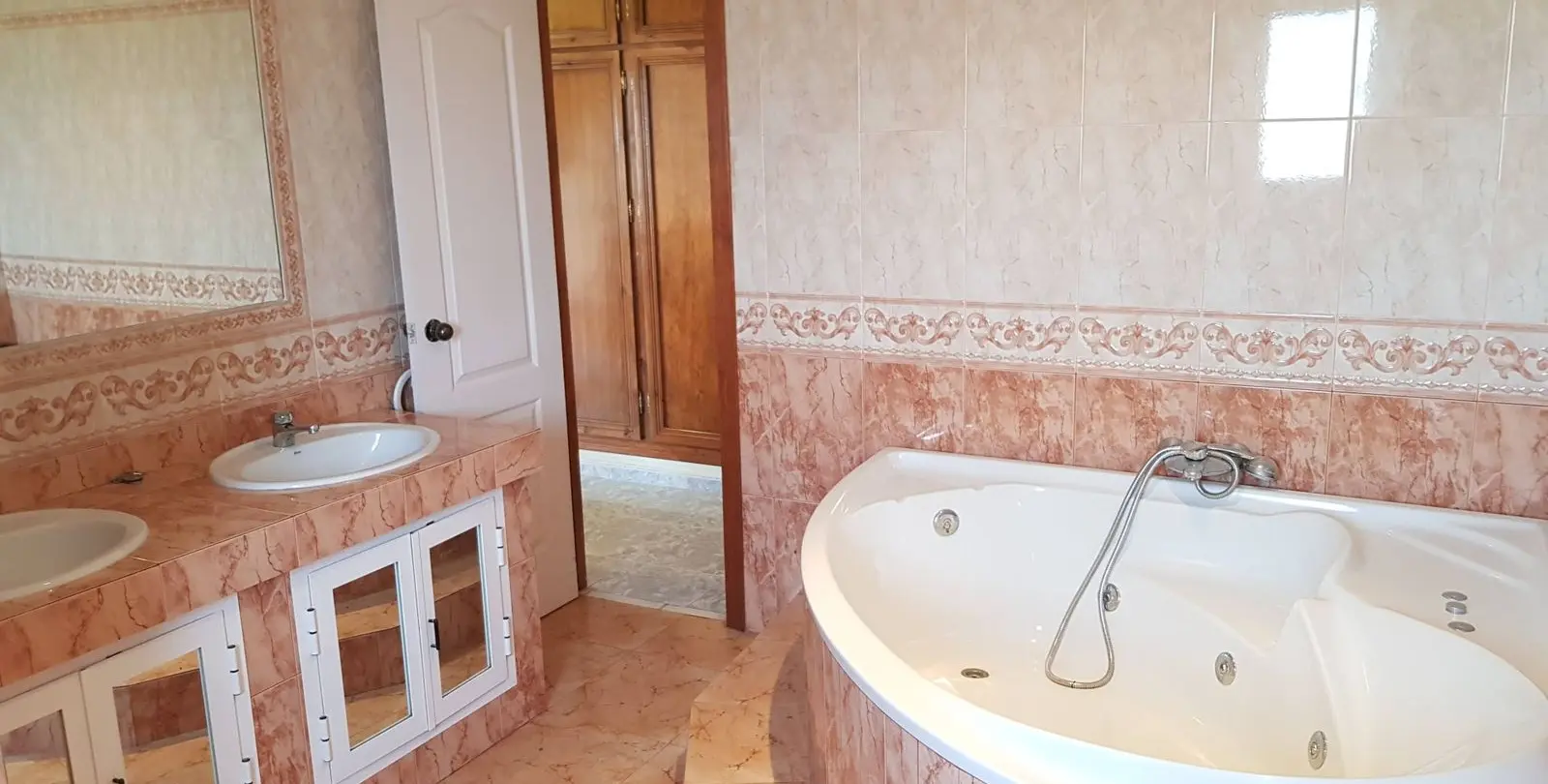 Sale of detached villa in Manilva 28