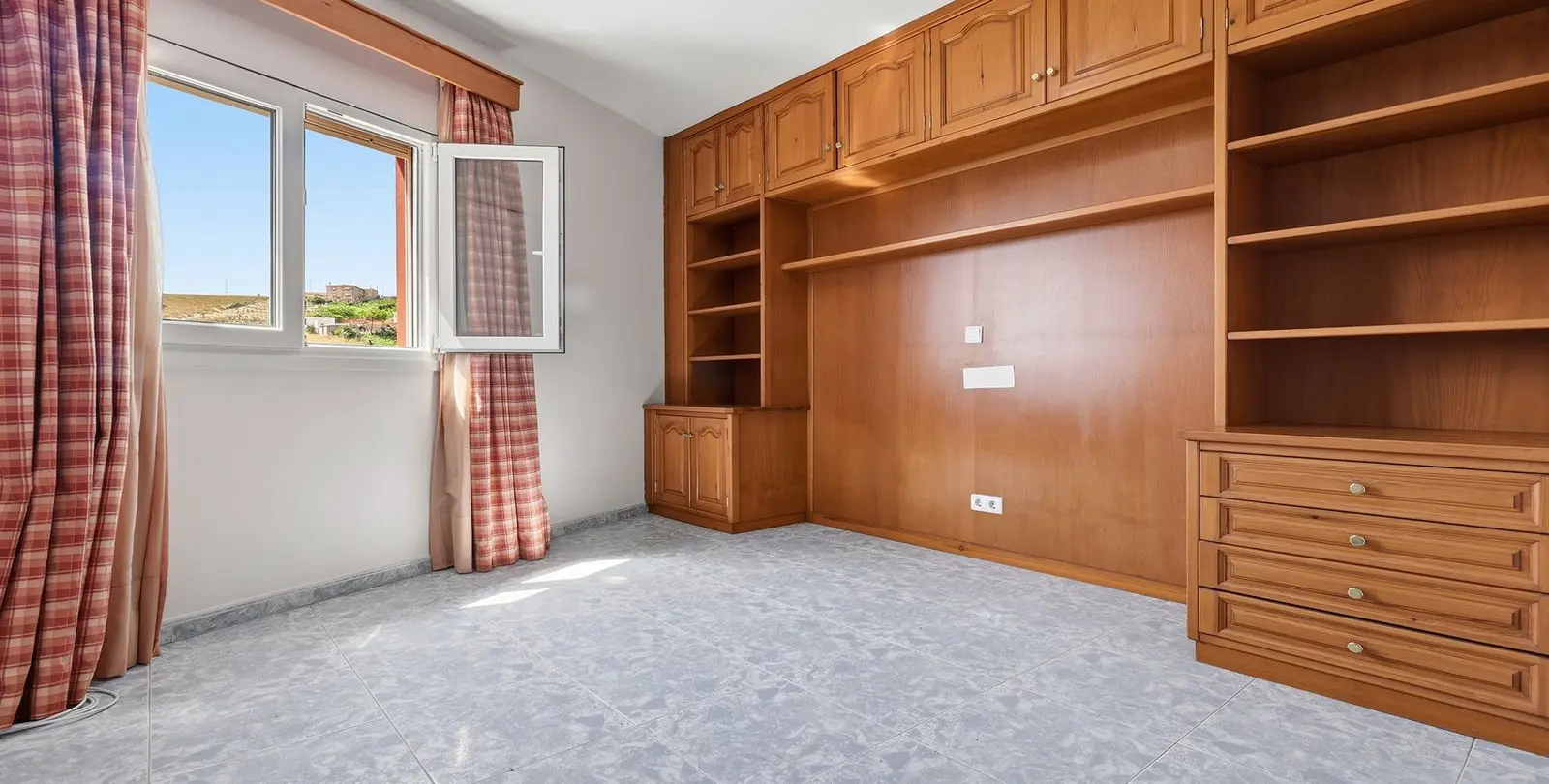 Sale of detached villa in Manilva 32