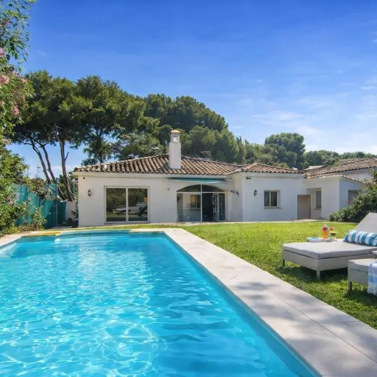 Venta de villa independiente en Nueva Andalucía