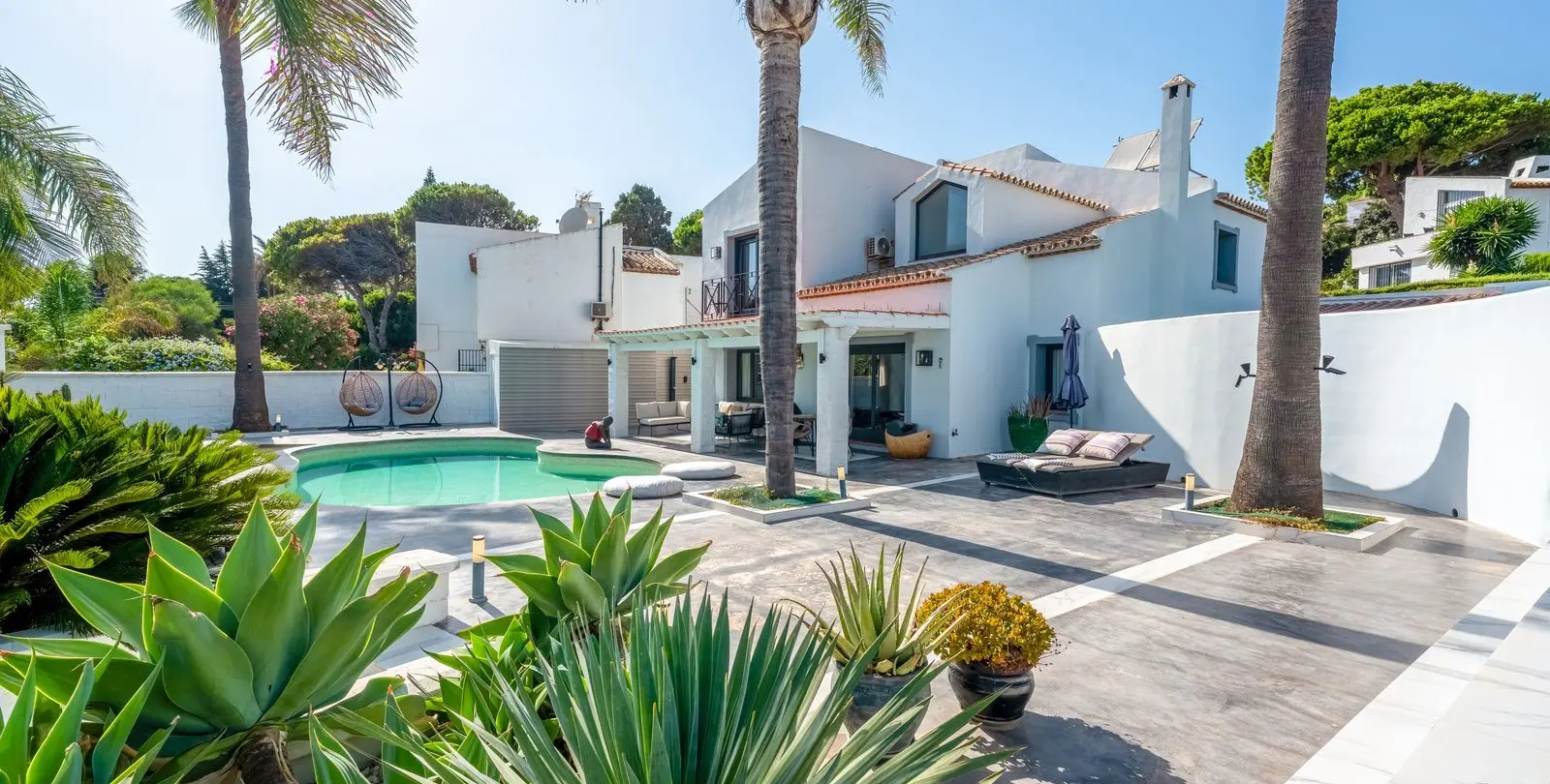 Sale of detached villa in Casares Playa 1