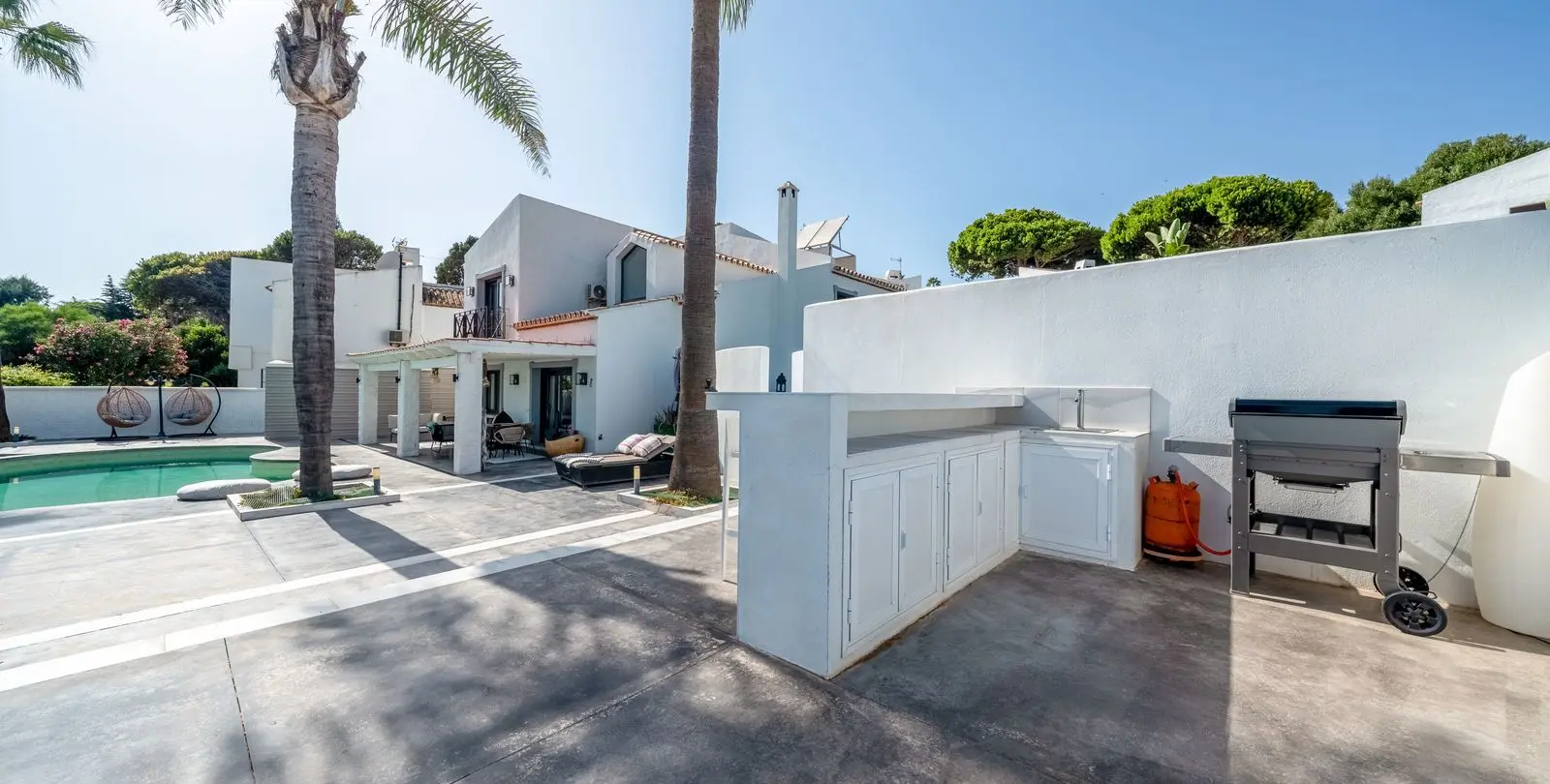 Sale of detached villa in Casares Playa 31