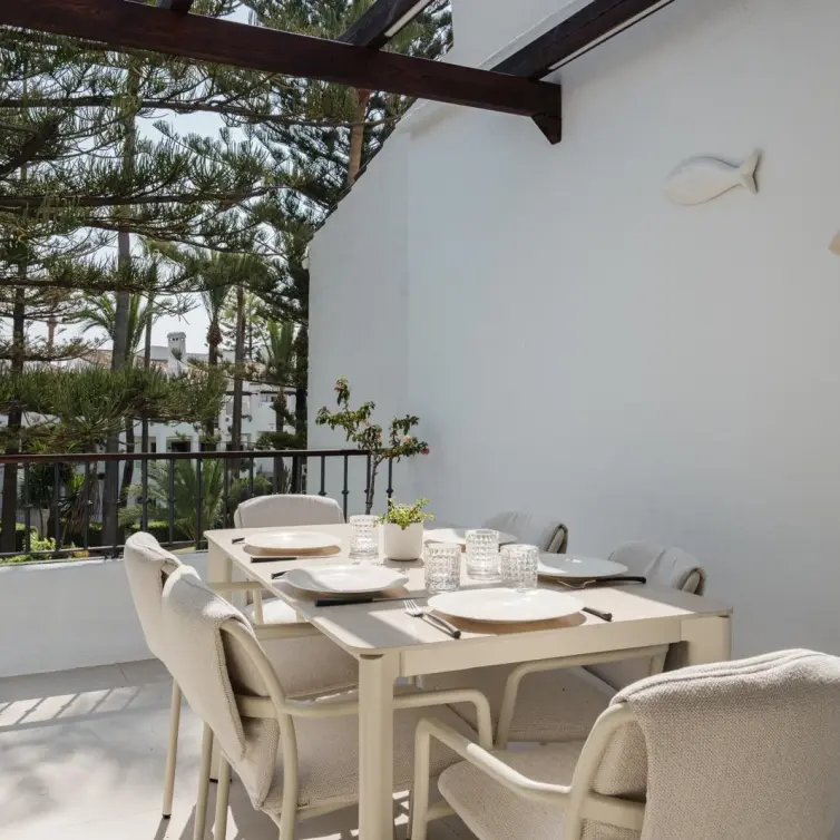 Venta de apartamento en planta media en San Pedro de Alcántara