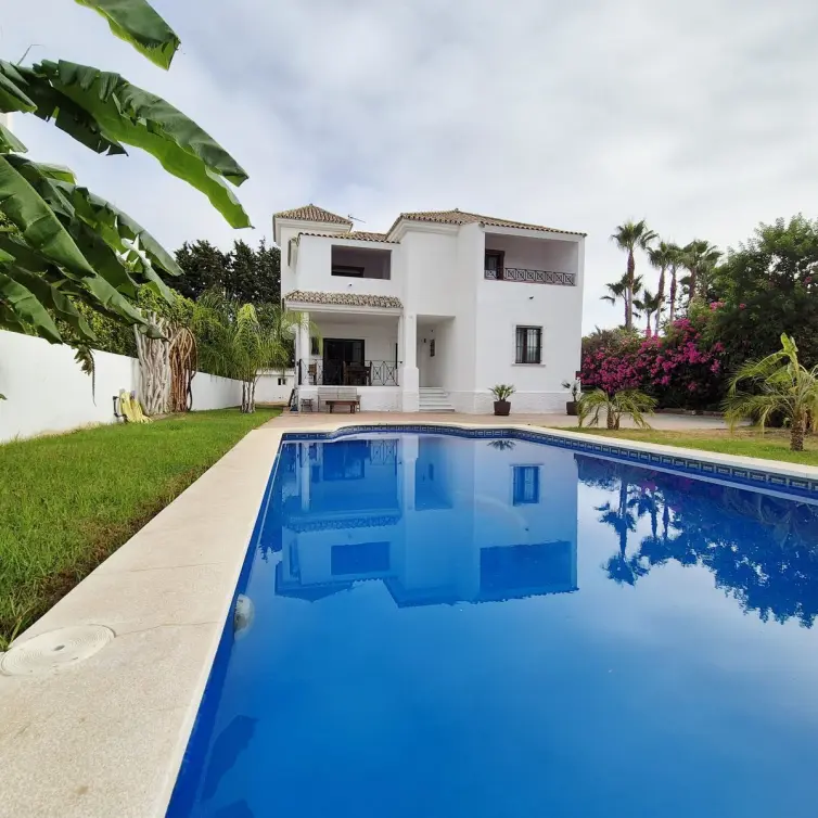 Venta de villa independiente en Guadalmina Baja