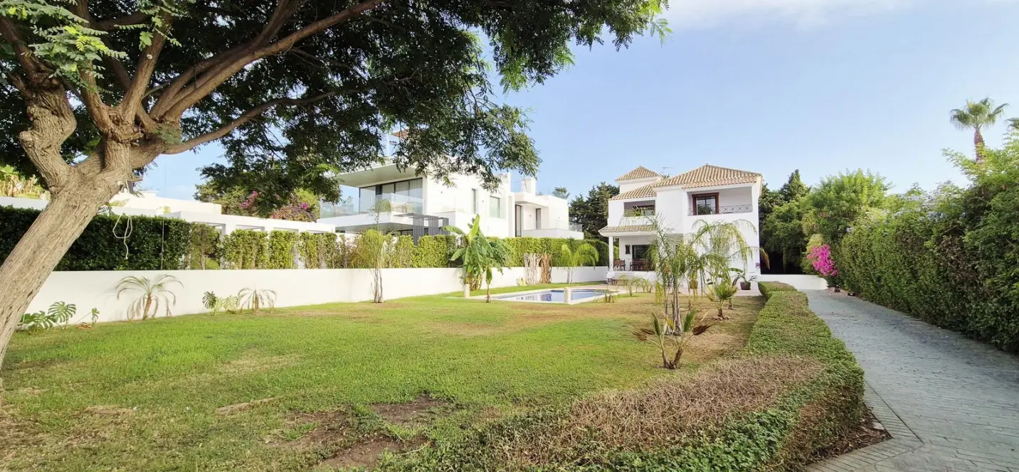 Sale of detached villa in Guadalmina Baja 1