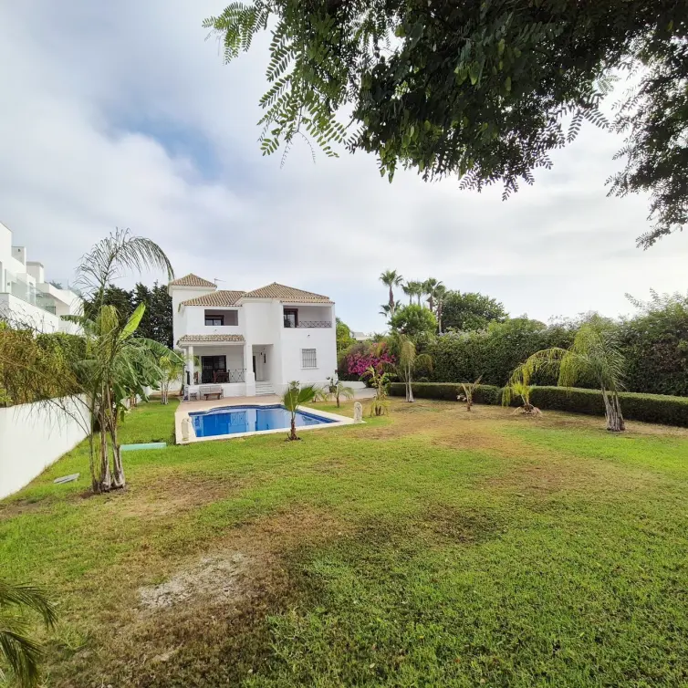 Venta de villa independiente en Guadalmina Baja