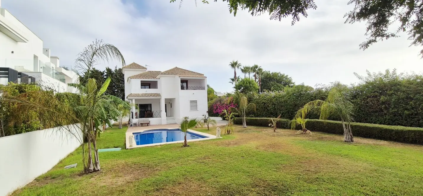 Sale of detached villa in Guadalmina Baja 2
