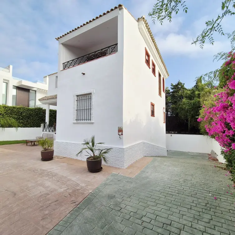 Venta de villa independiente en Guadalmina Baja