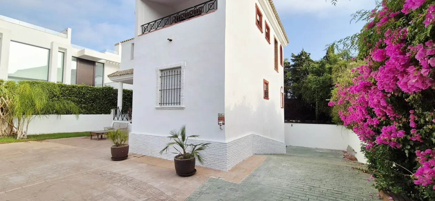 Sale of detached villa in Guadalmina Baja 3