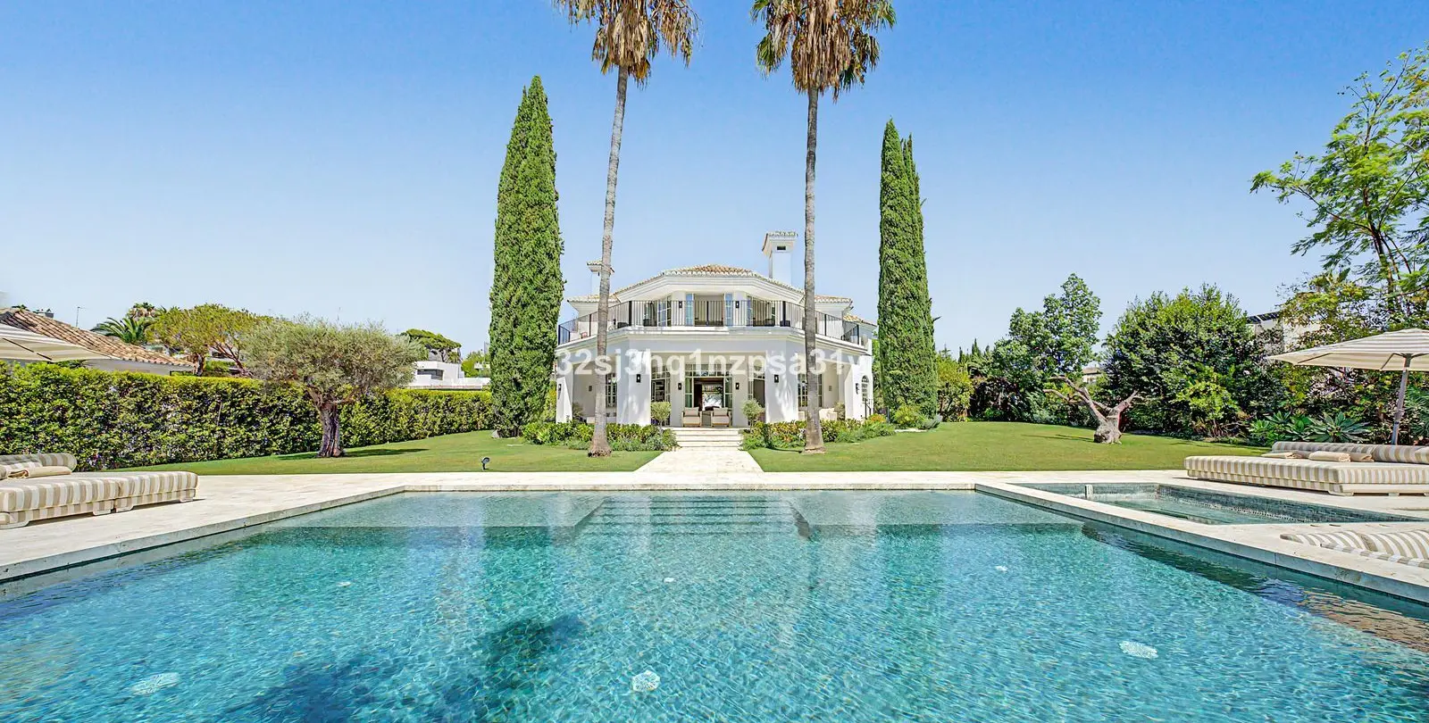 Sale of detached villa in Nueva Andalucía 1