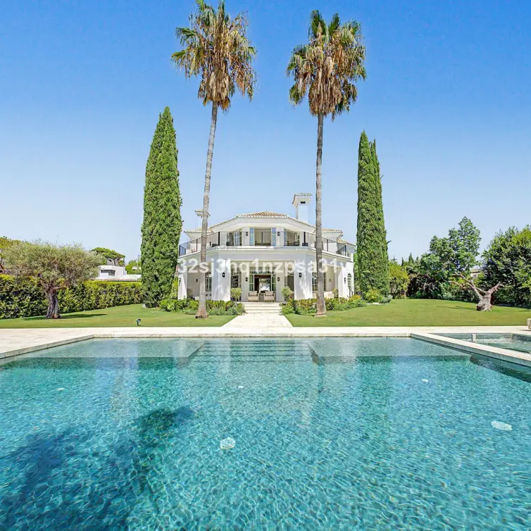 Venta de villa independiente en Nueva Andalucía