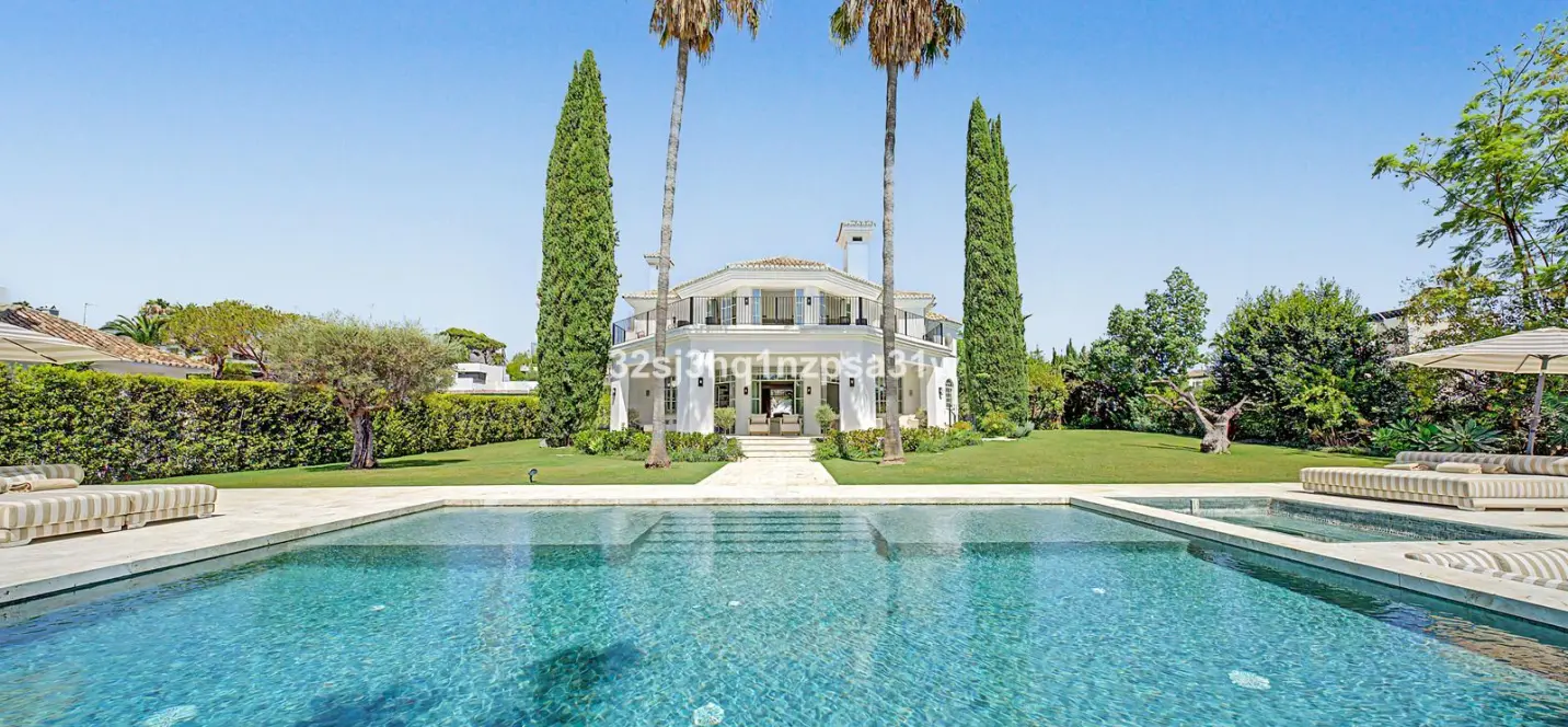 Sale of detached villa in Nueva Andalucía 0