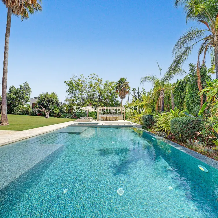 Venta de villa independiente en Nueva Andalucía