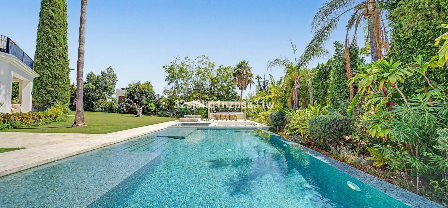 Sale of detached villa in Nueva Andalucía 2
