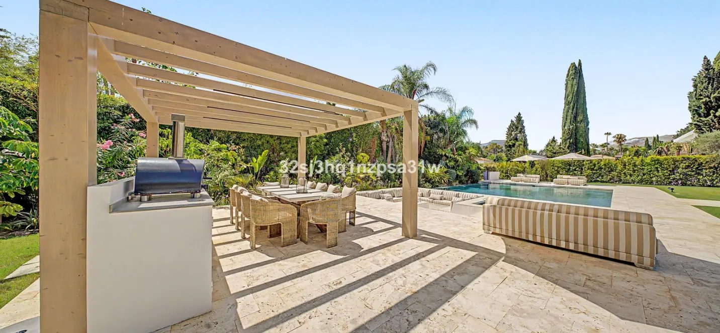 Sale of detached villa in Nueva Andalucía 3