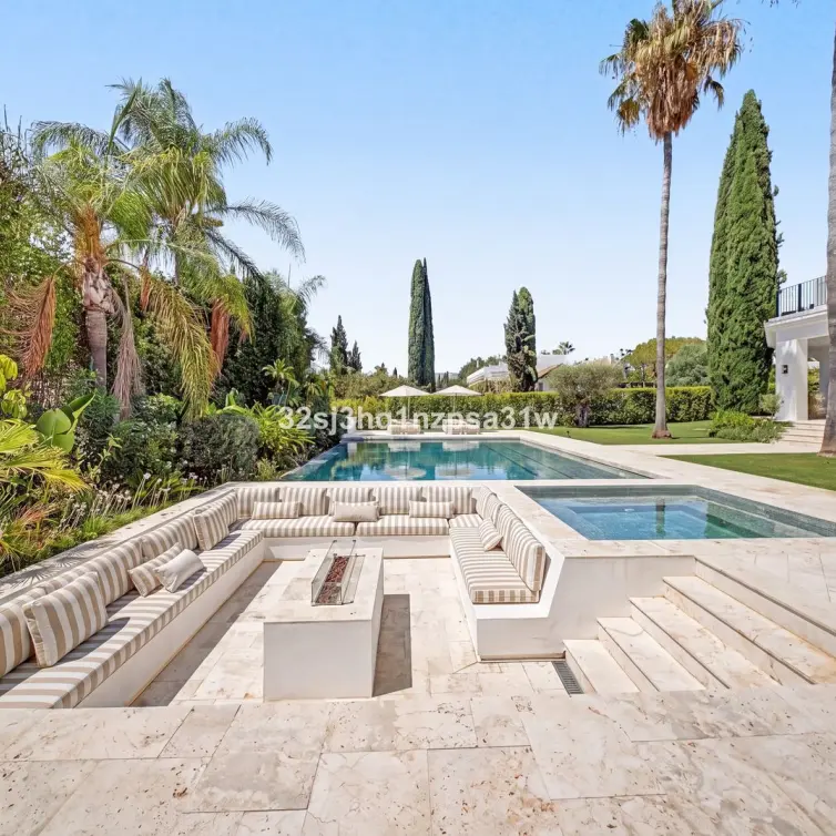 Venta de villa independiente en Nueva Andalucía
