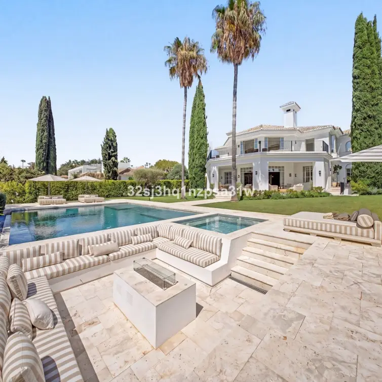 Venta de villa independiente en Nueva Andalucía