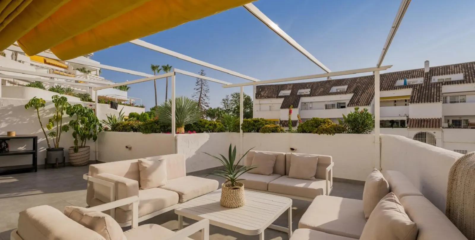 Alquiler a largo plazo de apartamento en planta media en Nueva Andalucía 3