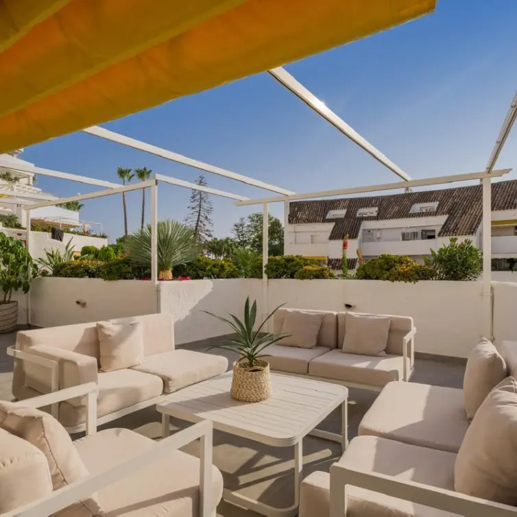 Alquiler a largo plazo de apartamento en planta media en Nueva Andalucía