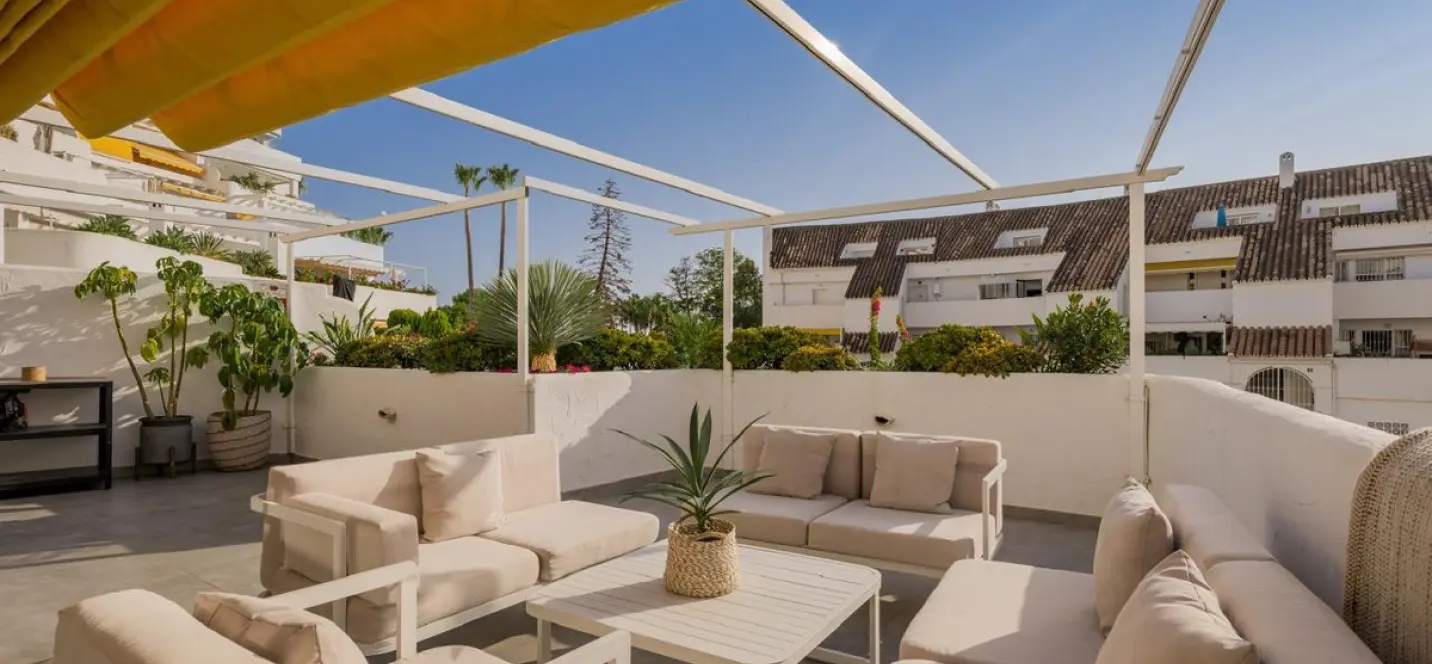 Alquiler a largo plazo de apartamento en planta media en Nueva Andalucía 2