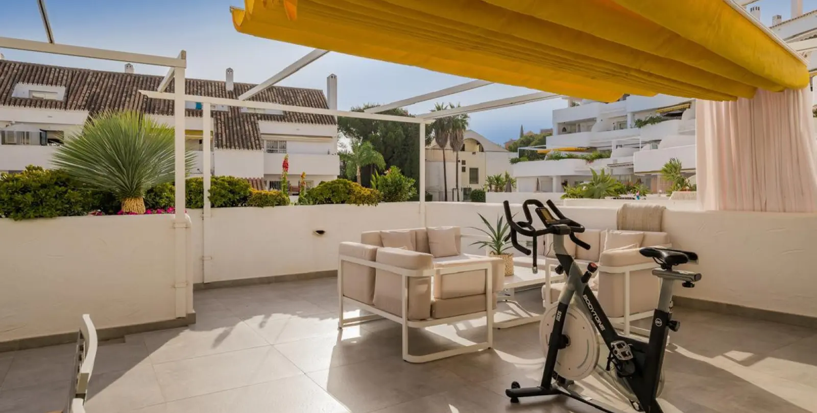 Alquiler a largo plazo de apartamento en planta media en Nueva Andalucía 6
