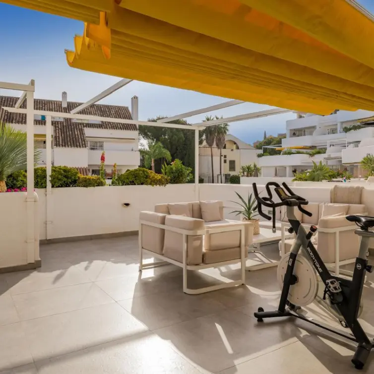 Alquiler a largo plazo de apartamento en planta media en Nueva Andalucía