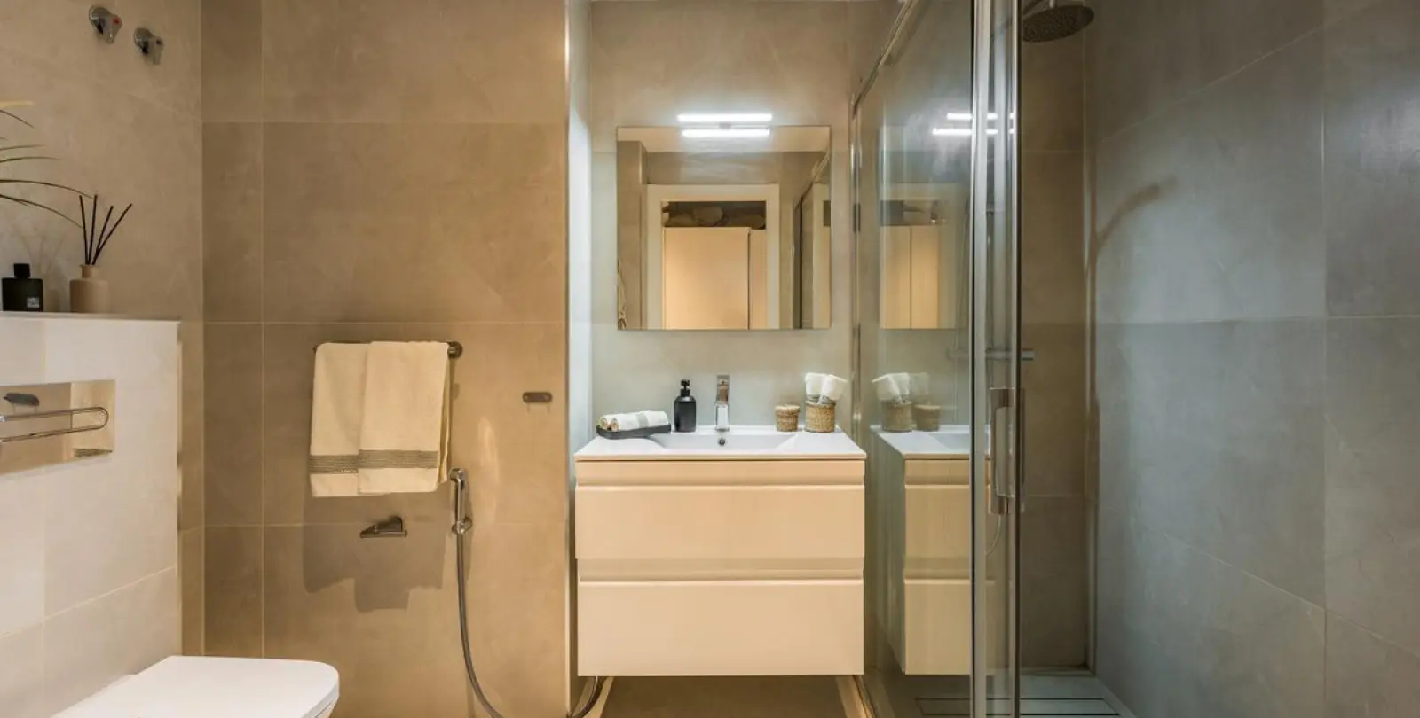 Alquiler a largo plazo de apartamento en planta media en Nueva Andalucía 13