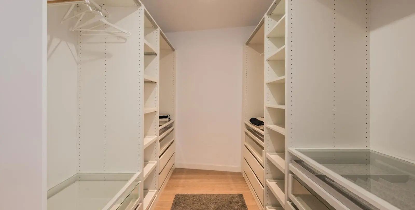 Alquiler a largo plazo de apartamento en planta media en Nueva Andalucía 23