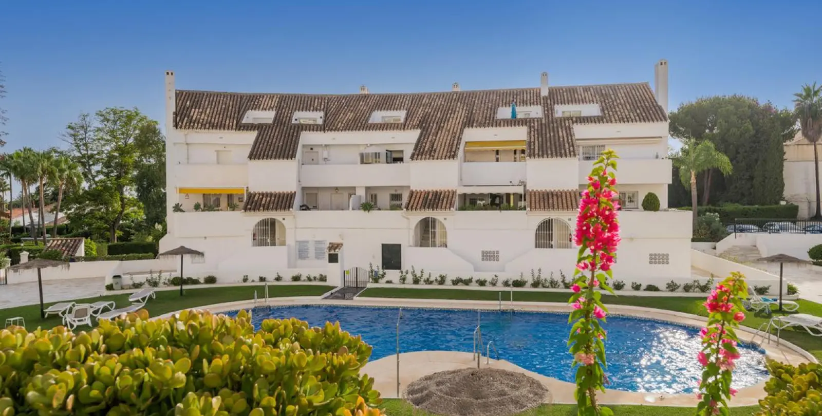 Alquiler a largo plazo de apartamento en planta media en Nueva Andalucía 28