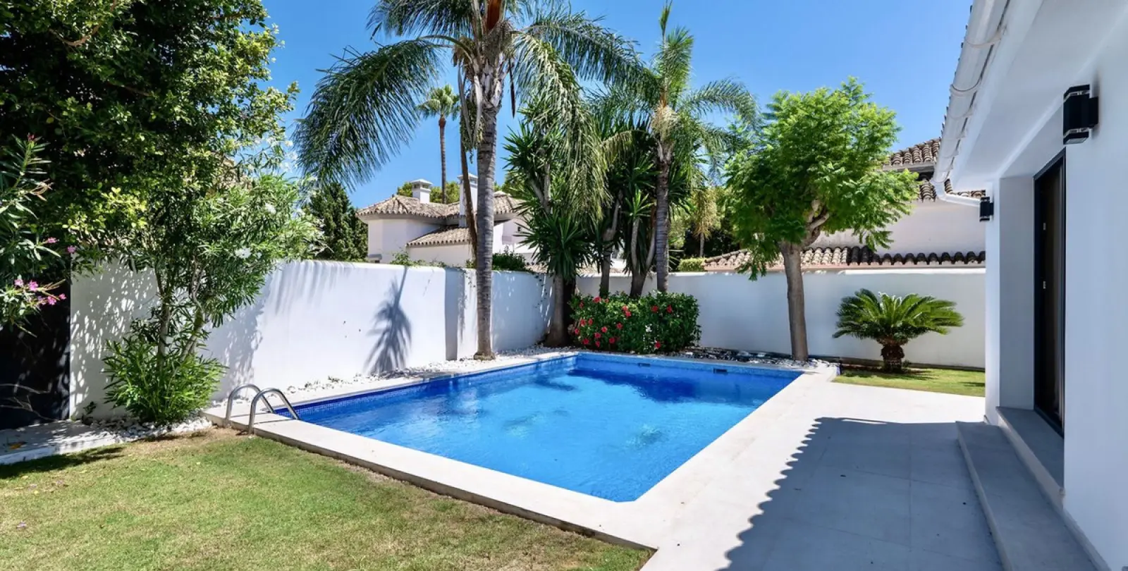 Long-term rent of detached villa in Puerto Banús 29