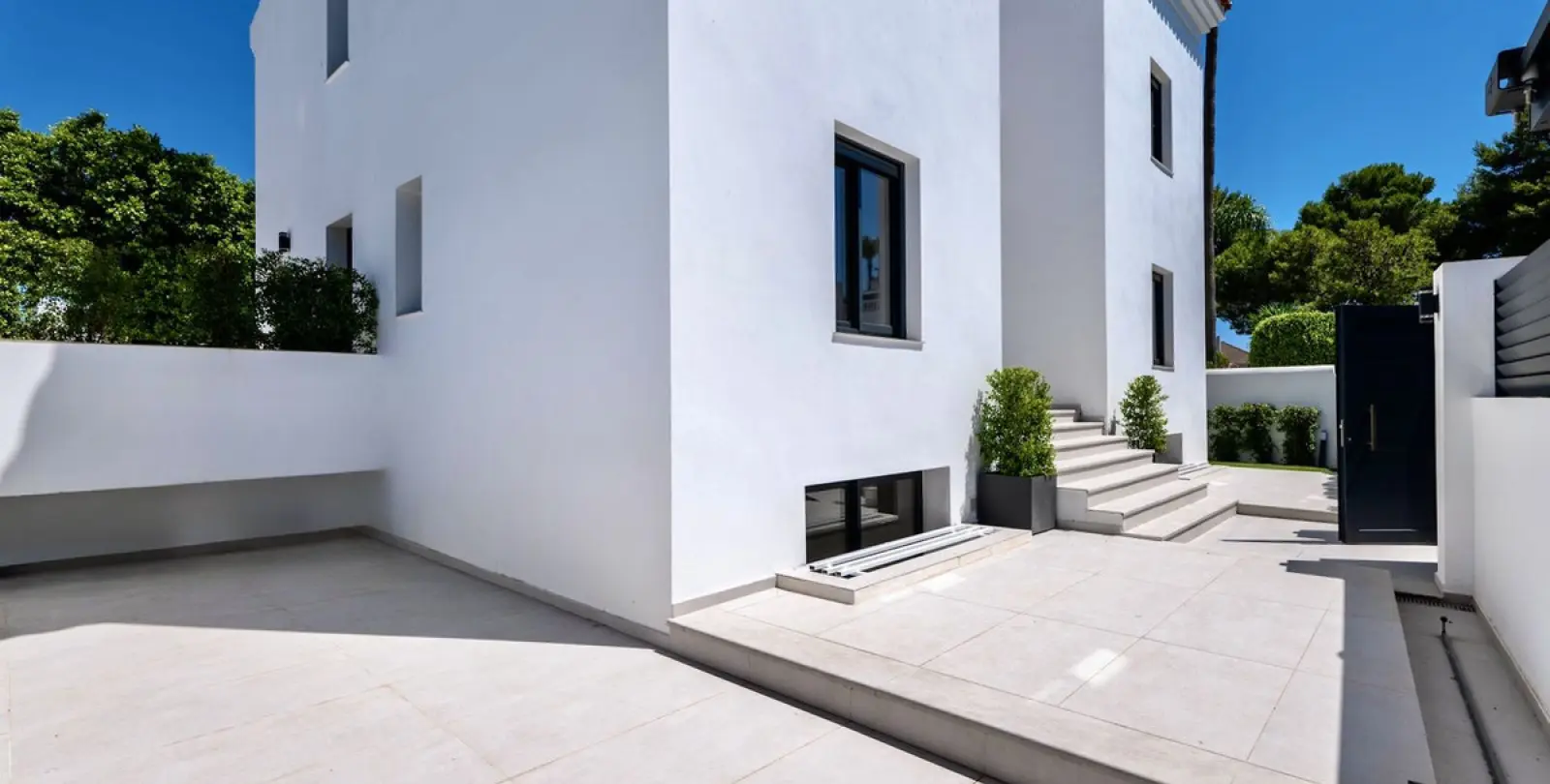 Long-term rent of detached villa in Puerto Banús 32