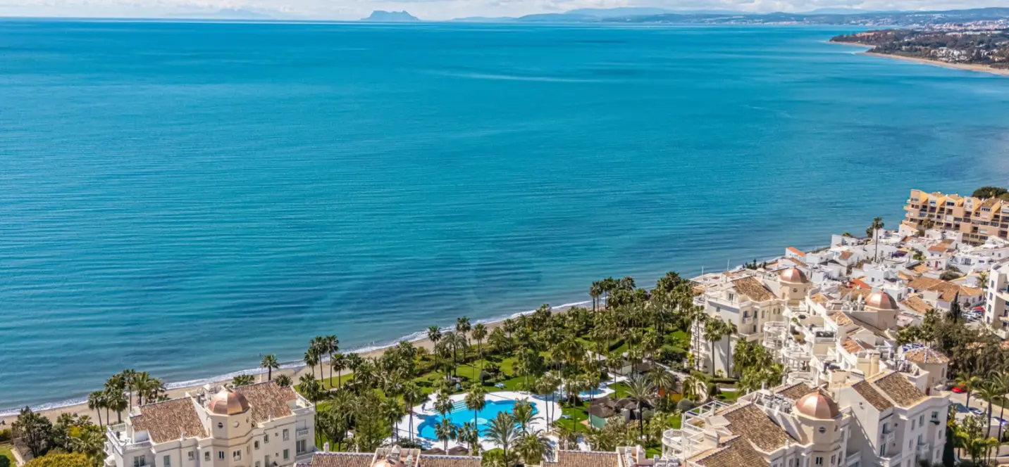 Продажа апартаментов на среднем этаже в Estepona 0